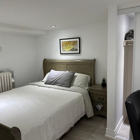 Double Bedroom On Up Or 3 Bedrooms In Basement Near Eglinton Subway Station โตรอนโต ภายนอก รูปภาพ