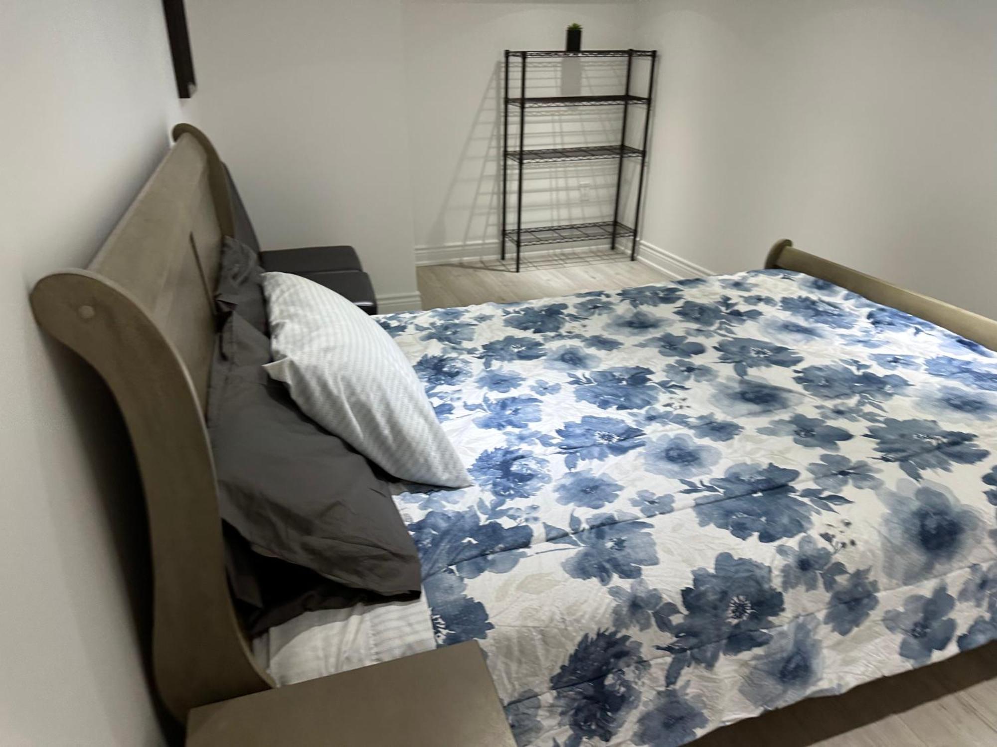Double Bedroom On Up Or 3 Bedrooms In Basement Near Eglinton Subway Station โตรอนโต ภายนอก รูปภาพ