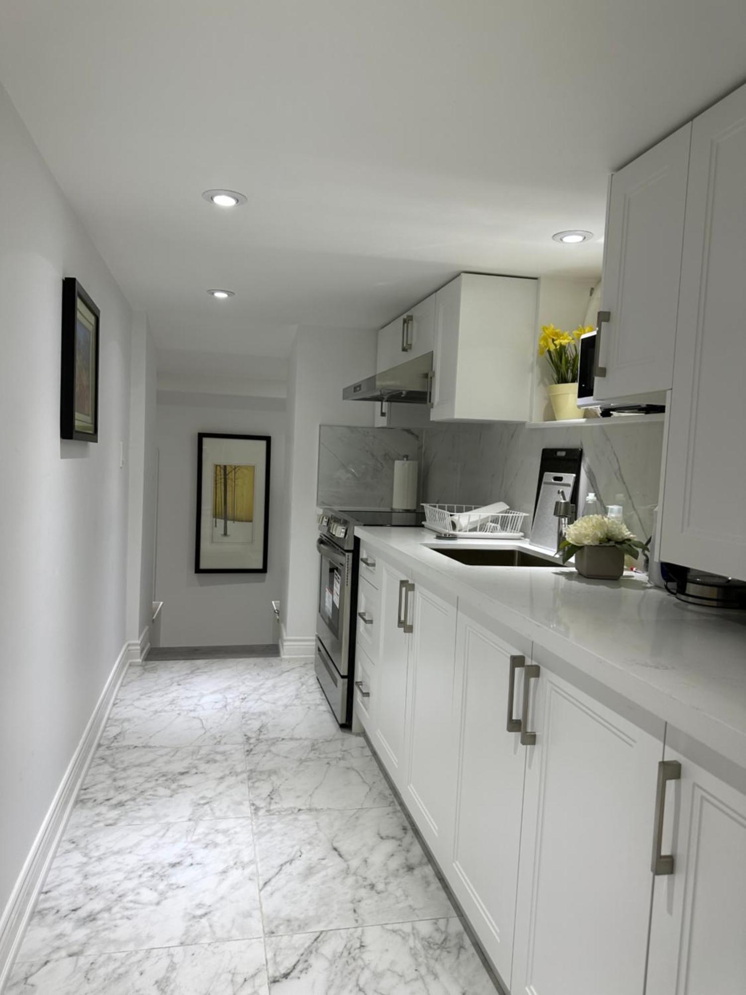 Double Bedroom On Up Or 3 Bedrooms In Basement Near Eglinton Subway Station โตรอนโต ภายนอก รูปภาพ
