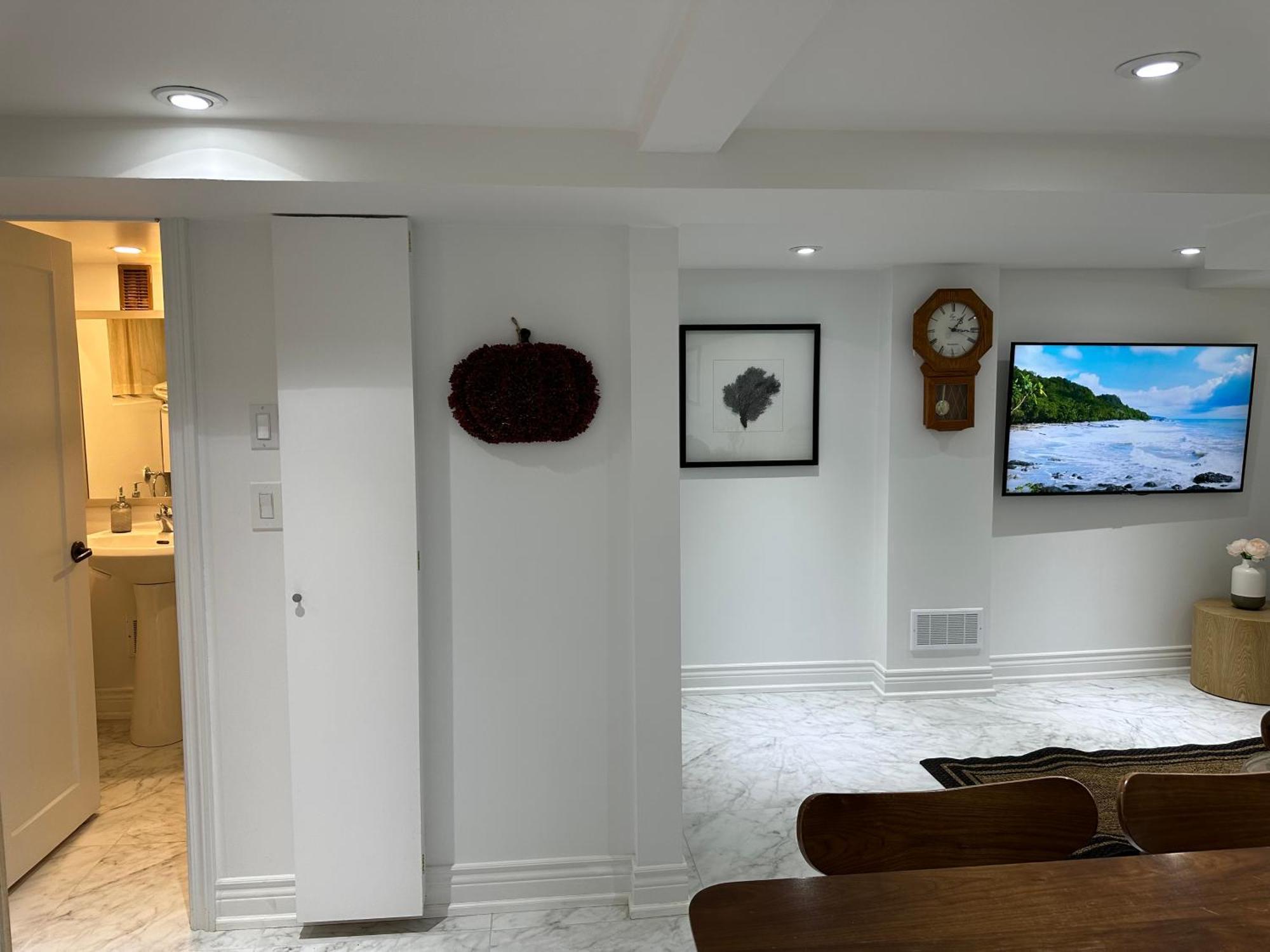 Double Bedroom On Up Or 3 Bedrooms In Basement Near Eglinton Subway Station โตรอนโต ภายนอก รูปภาพ