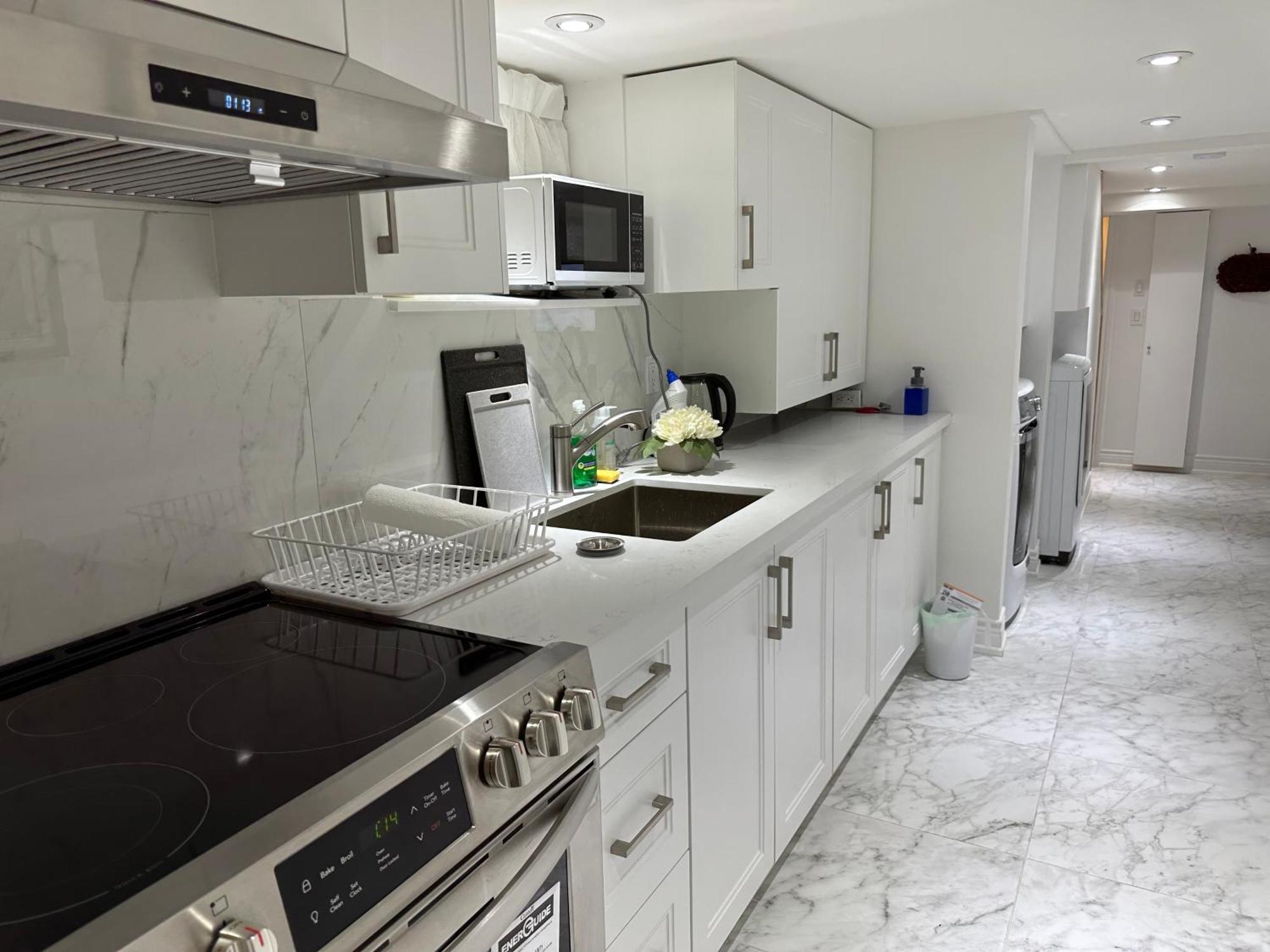 Double Bedroom On Up Or 3 Bedrooms In Basement Near Eglinton Subway Station โตรอนโต ภายนอก รูปภาพ