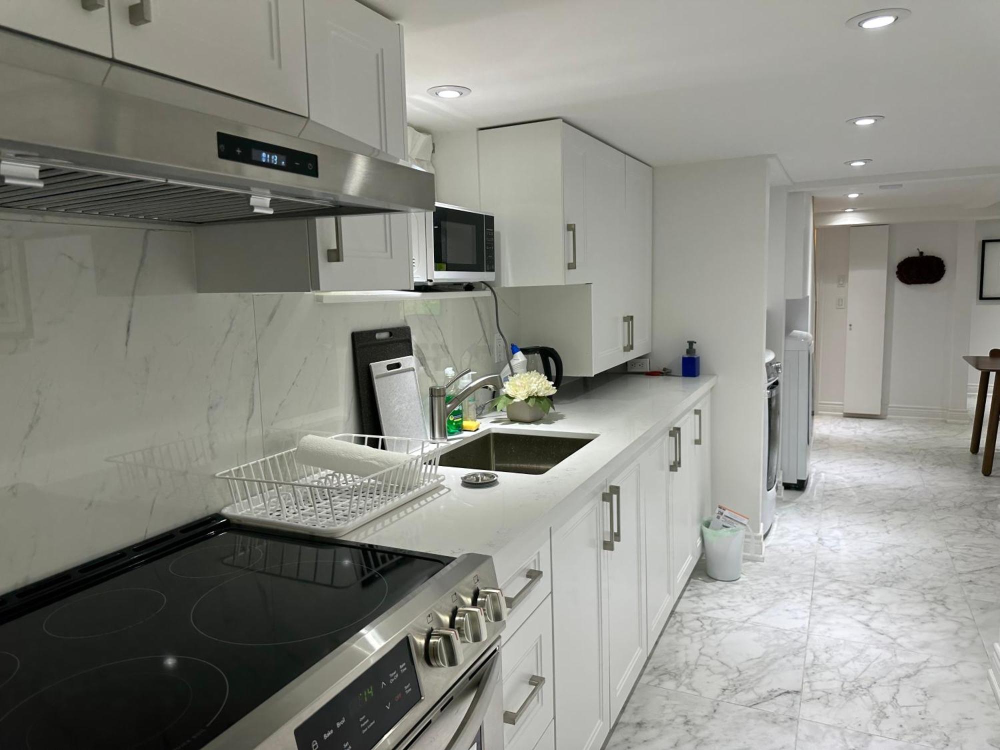 Double Bedroom On Up Or 3 Bedrooms In Basement Near Eglinton Subway Station โตรอนโต ภายนอก รูปภาพ