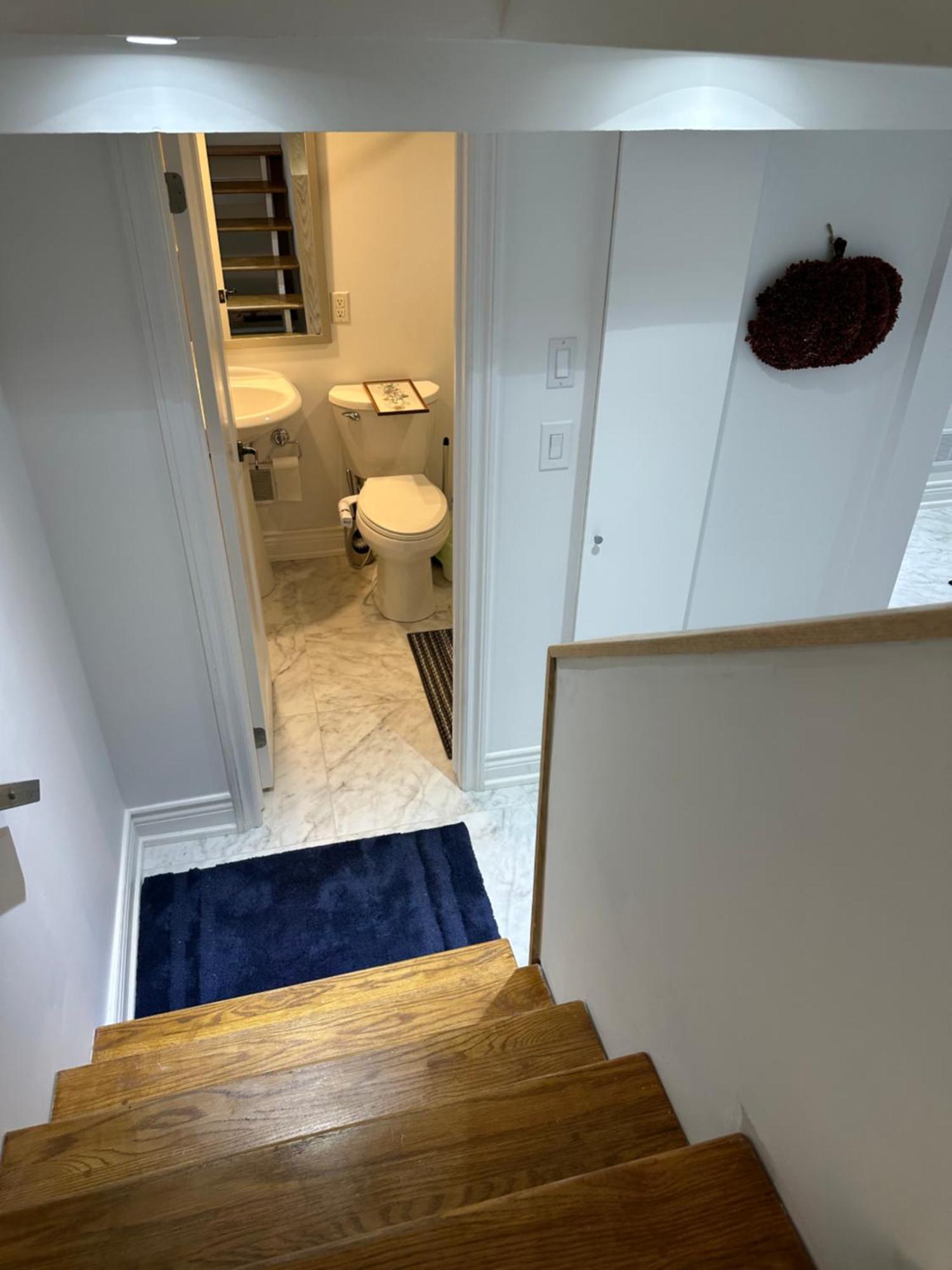 Double Bedroom On Up Or 3 Bedrooms In Basement Near Eglinton Subway Station โตรอนโต ภายนอก รูปภาพ