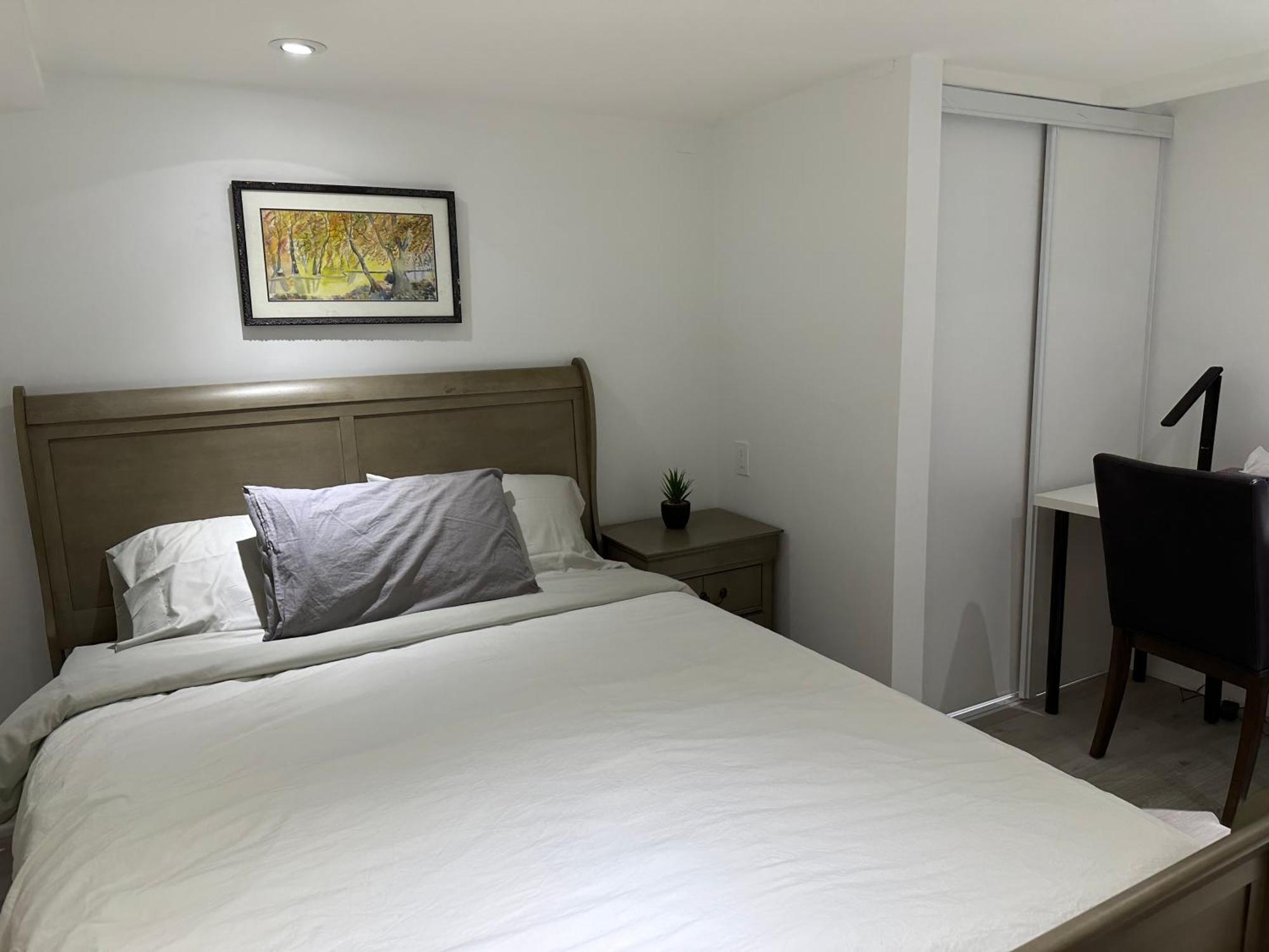 Double Bedroom On Up Or 3 Bedrooms In Basement Near Eglinton Subway Station โตรอนโต ภายนอก รูปภาพ