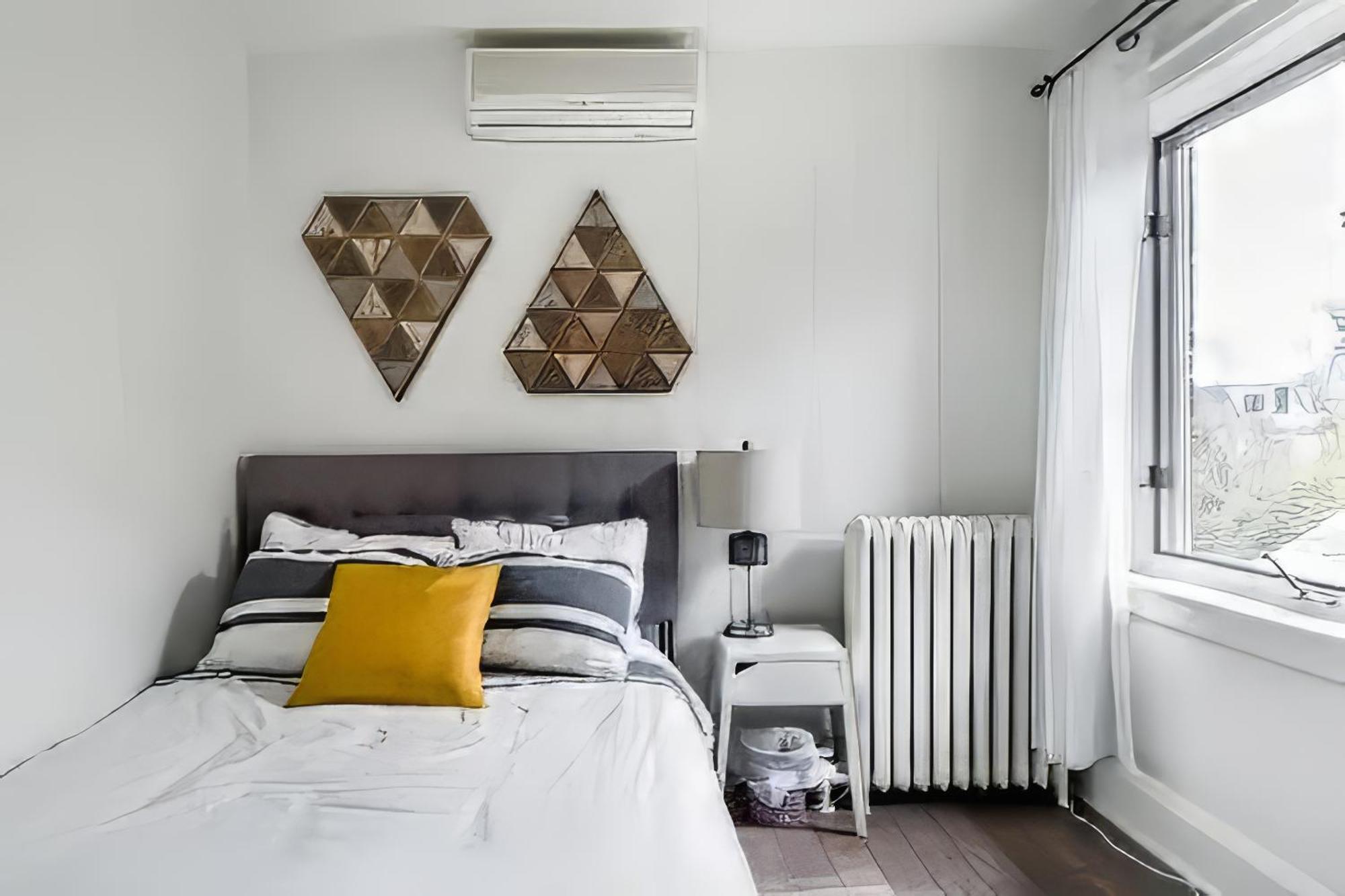 Double Bedroom On Up Or 3 Bedrooms In Basement Near Eglinton Subway Station โตรอนโต ภายนอก รูปภาพ